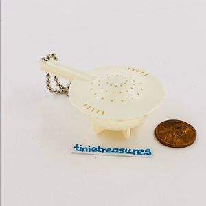 Tupperware mini colander keychain in white New tinietreasures